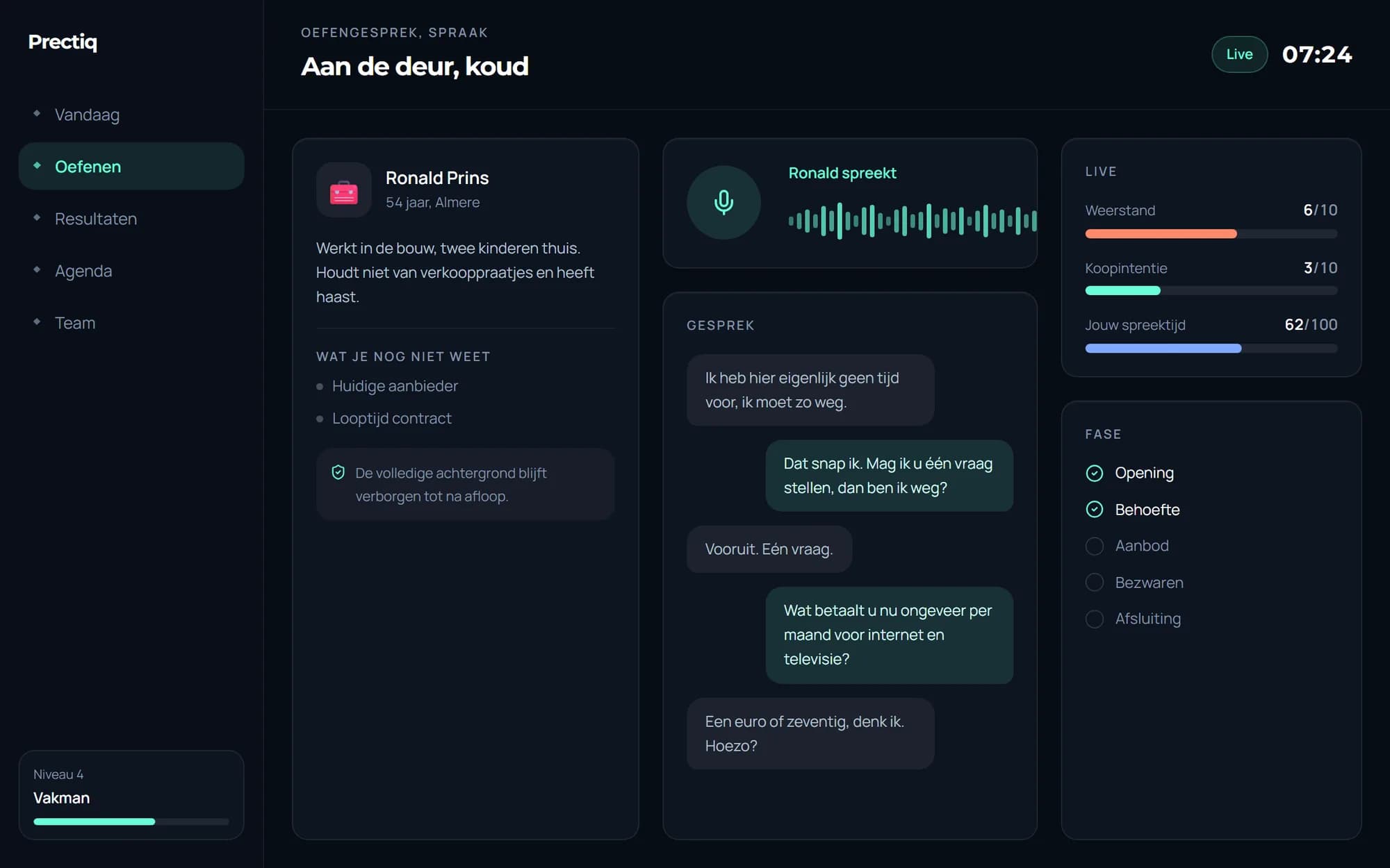 Het oefengesprek: klantkaart links, gespreksverloop in het midden, live meters rechts.
